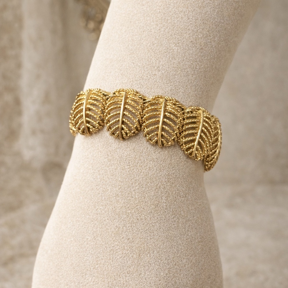 010 Vintage Gold Tone Leaf Link Bracelet – Textured Fern Design Statement Piece